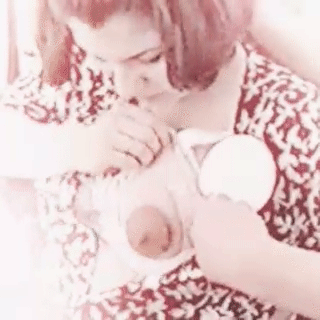 الرضاعة الطبيعية Breastfeeding Rhythms الثدي وهالة الحلمة ولونها الوردي الداكن والحلمة الزهرية البارزة هو الثدي المثالي والجميل لرضاعة الطفل