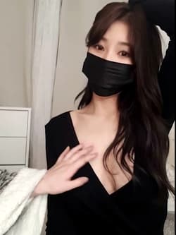 hottie korean display her titty'