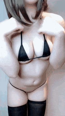 Japanese Babe Shows off Bikini Body'